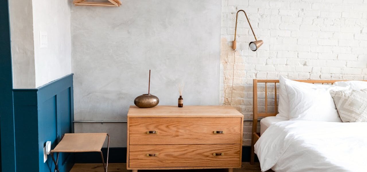 Foto de Andrea Davis: https://www.pexels.com/es-es/foto/cama-habitacion-de-madera-pared-de-ladrillo-13327416/