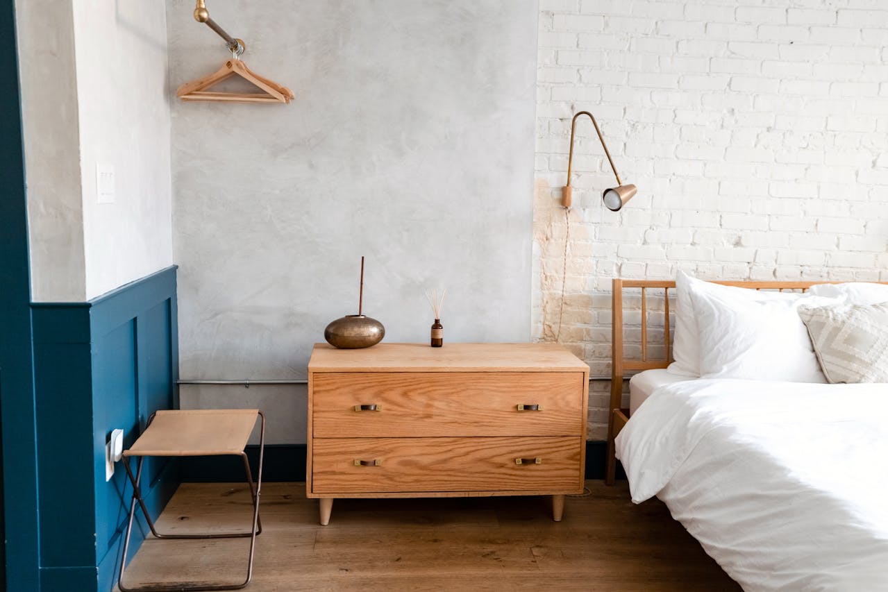 Foto de Andrea Davis: https://www.pexels.com/es-es/foto/cama-habitacion-de-madera-pared-de-ladrillo-13327416/