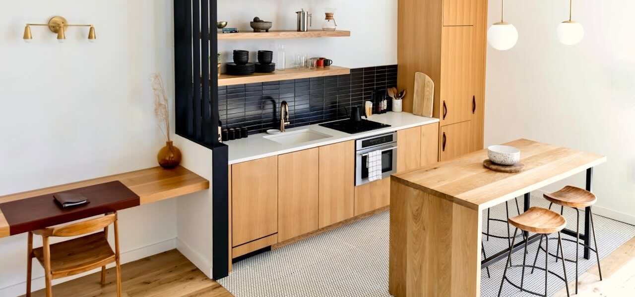 Foto de Andrea Davis: https://www.pexels.com/es-es/foto/madera-cocina-de-madera-apartamento-27065116/