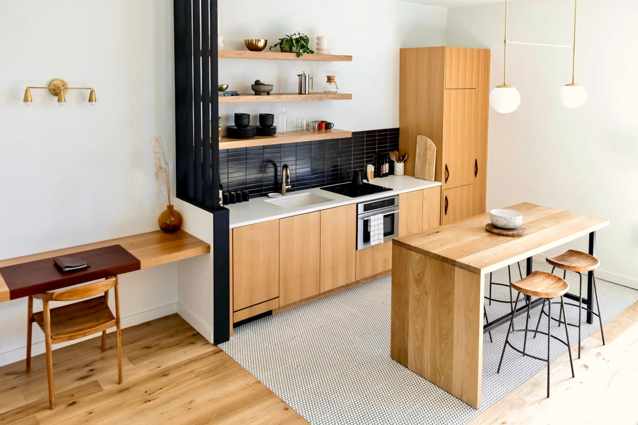 Foto de Andrea Davis: https://www.pexels.com/es-es/foto/madera-cocina-de-madera-apartamento-27065116/