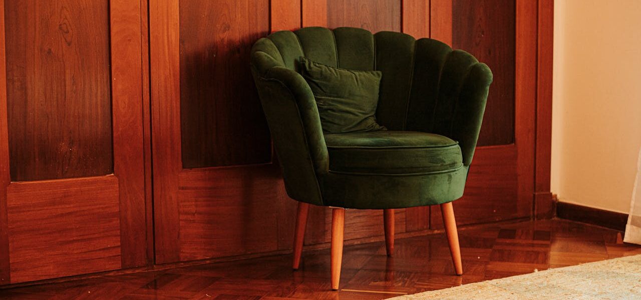 Foto de Emanuel Pedro: https://www.pexels.com/es-es/foto/elegante-sillon-de-terciopelo-verde-en-una-acogedora-sala-de-estar-29617034/