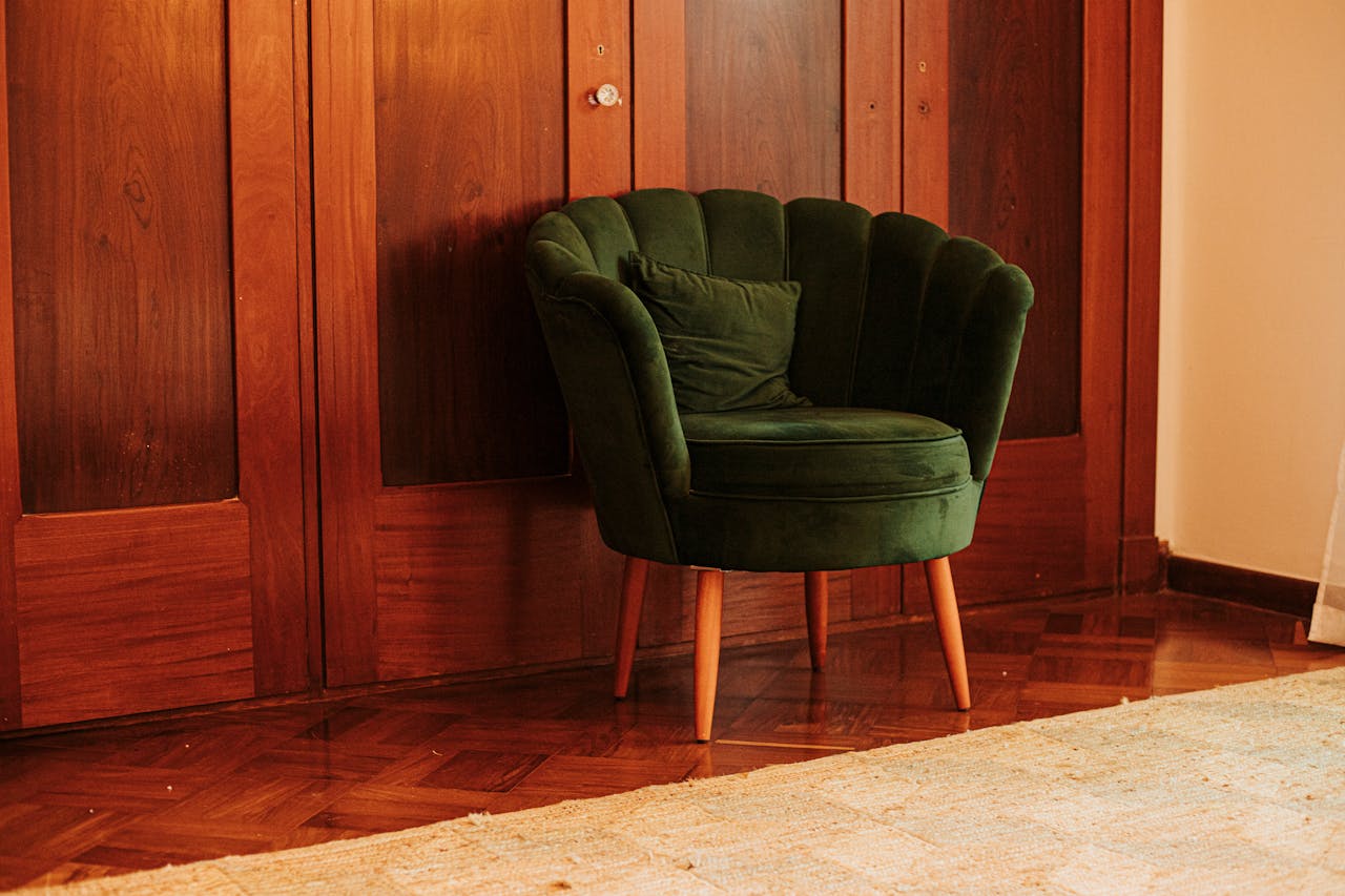 Foto de Emanuel Pedro: https://www.pexels.com/es-es/foto/elegante-sillon-de-terciopelo-verde-en-una-acogedora-sala-de-estar-29617034/