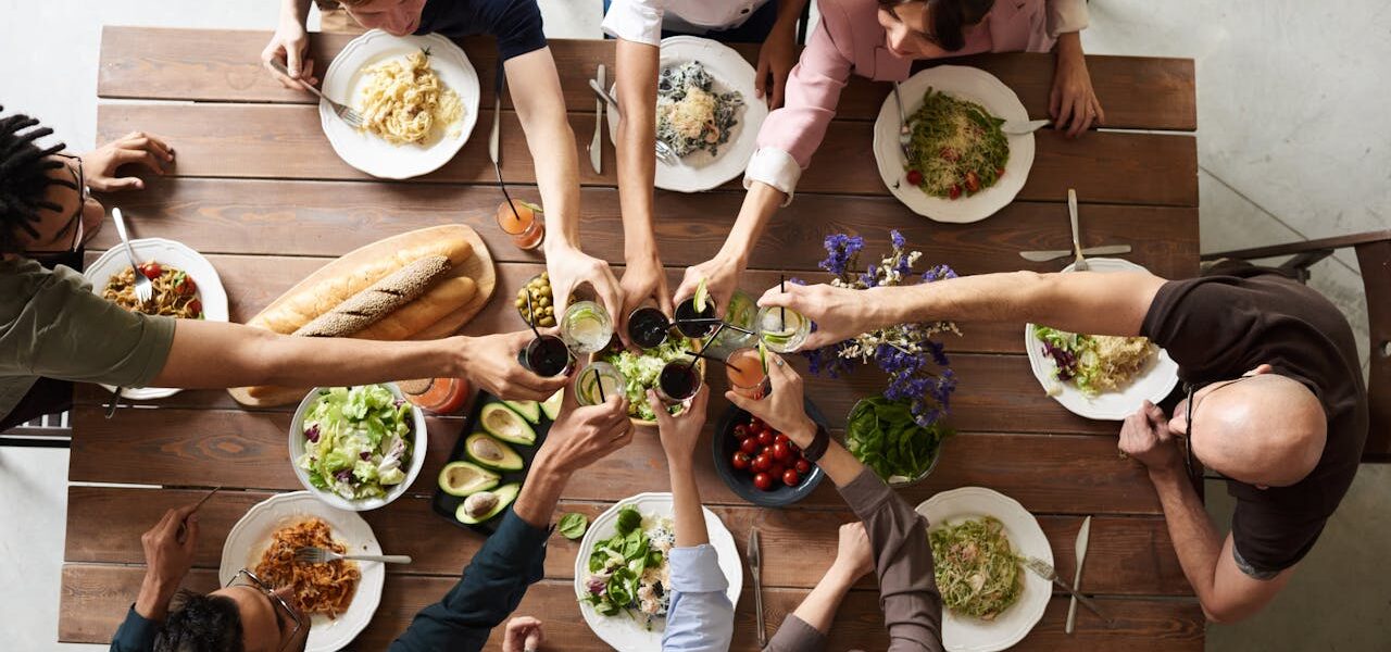 Foto de fauxels: https://www.pexels.com/es-es/foto/grupo-de-personas-haciendo-tostadas-3184183/