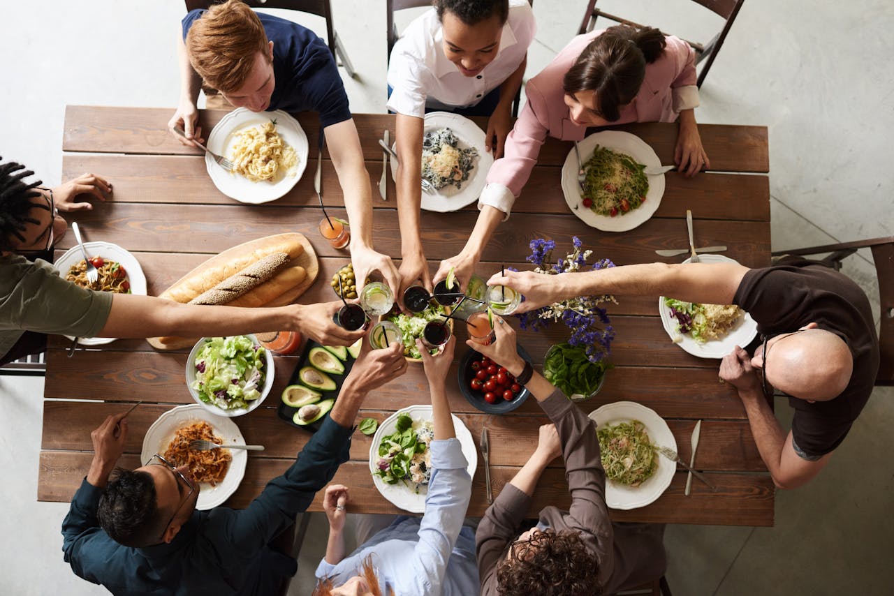 Foto de fauxels: https://www.pexels.com/es-es/foto/grupo-de-personas-haciendo-tostadas-3184183/