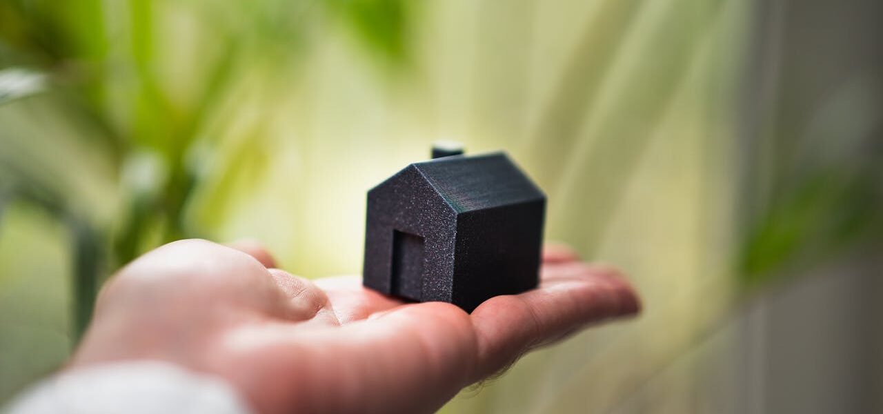 Foto de Jakub Zerdzicki: https://www.pexels.com/es-es/foto/agente-inmobiliario-en-posesion-de-una-casa-en-miniatura-traspaso-de-planta-verde-fondo-29557687/