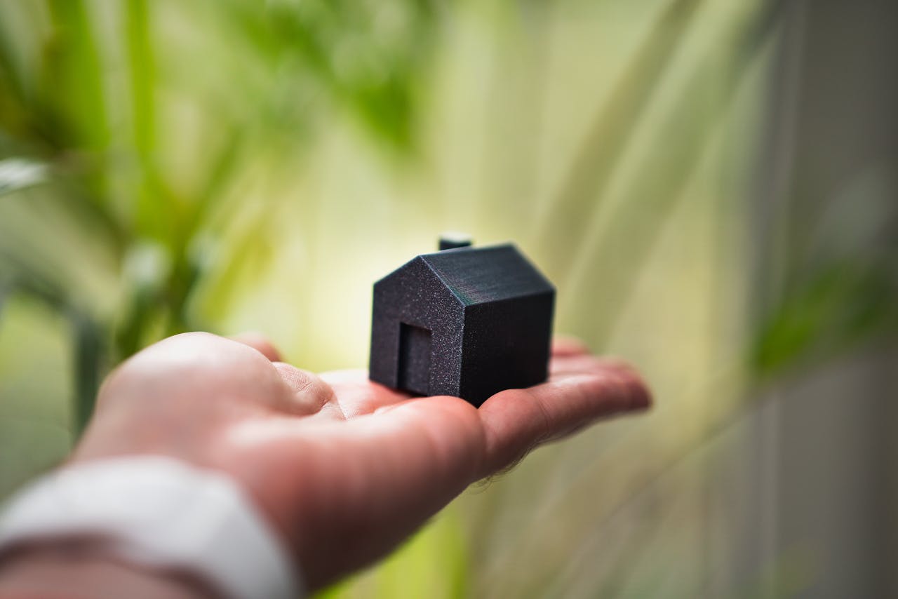 Foto de Jakub Zerdzicki: https://www.pexels.com/es-es/foto/agente-inmobiliario-en-posesion-de-una-casa-en-miniatura-traspaso-de-planta-verde-fondo-29557687/